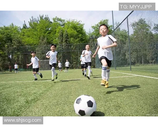 足球明星挑战骑行极限 展现速度与技巧的精彩瞬间